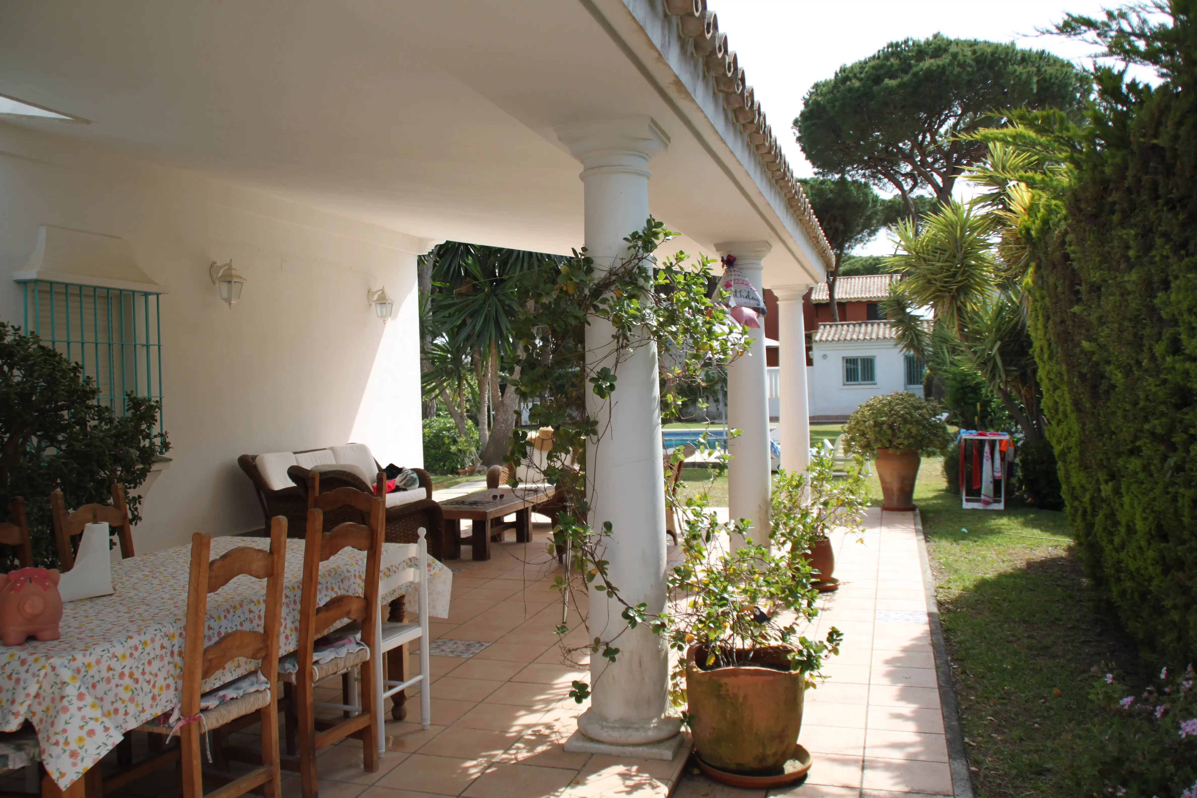 Rincon del porche con jardinera y ventanales de Casa Bluende