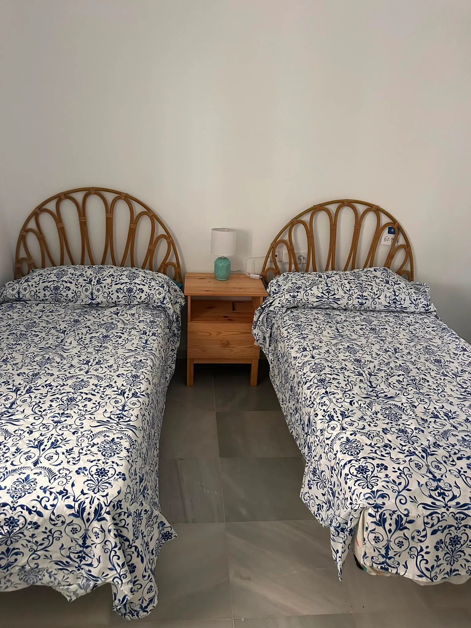 Habitación doble con dos camas individuales y textiles claros