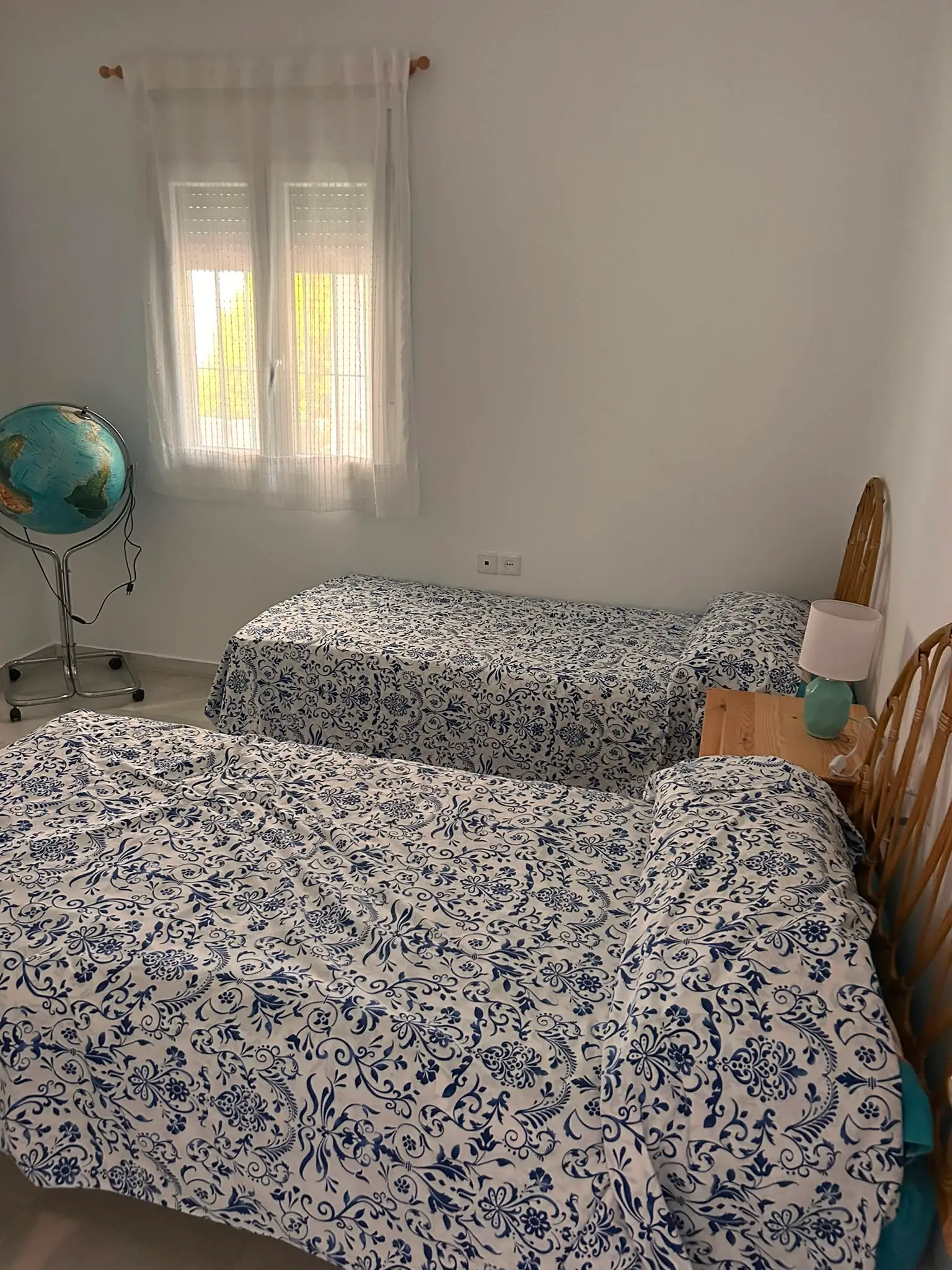 Segunda vista de una habitación con dos camas individuales