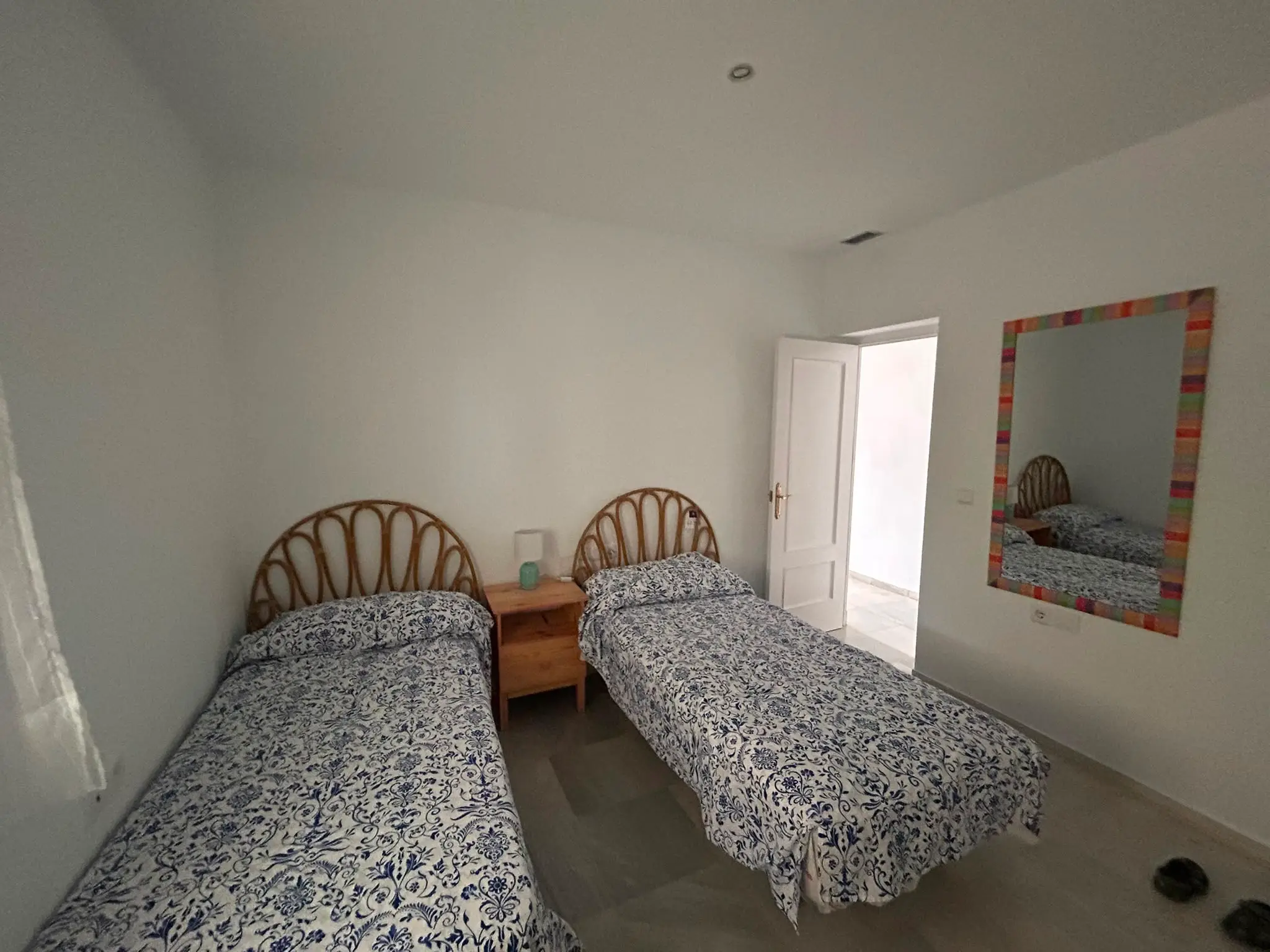Habitación o zona de descanso interior con mobiliario funcional