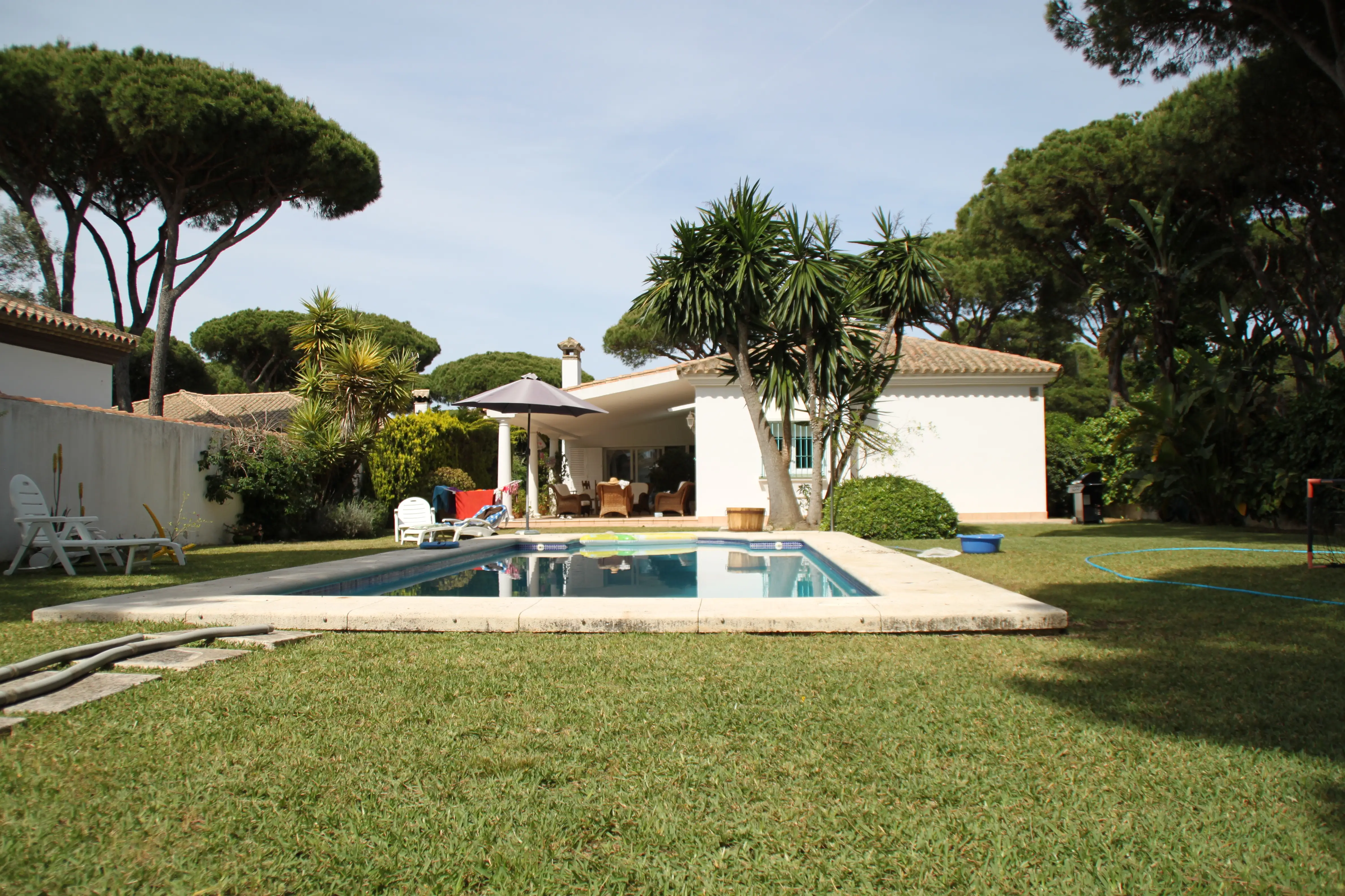 Vista general exterior con piscina y jardin