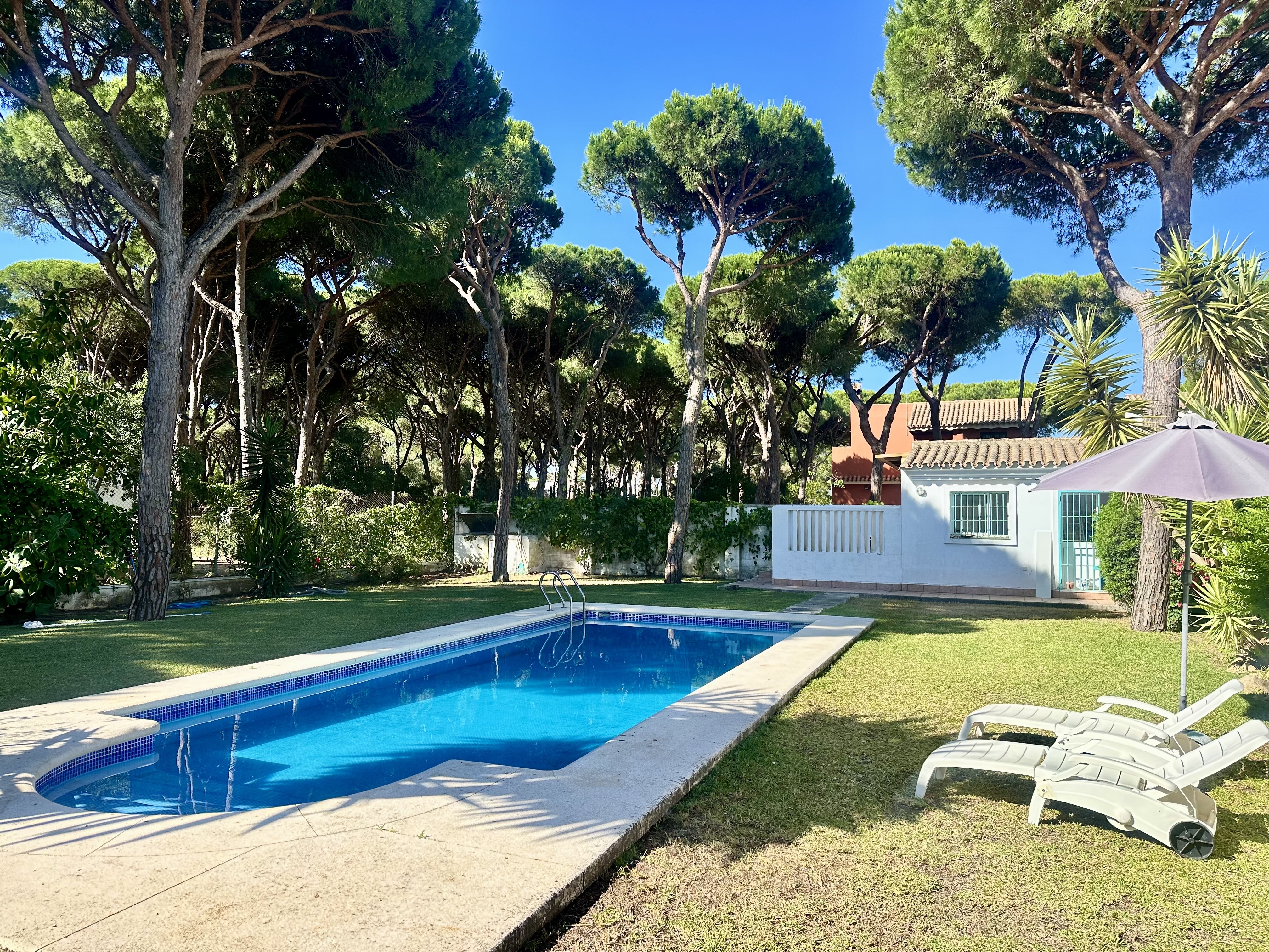 Vista exterior de Casa Bluende con piscina