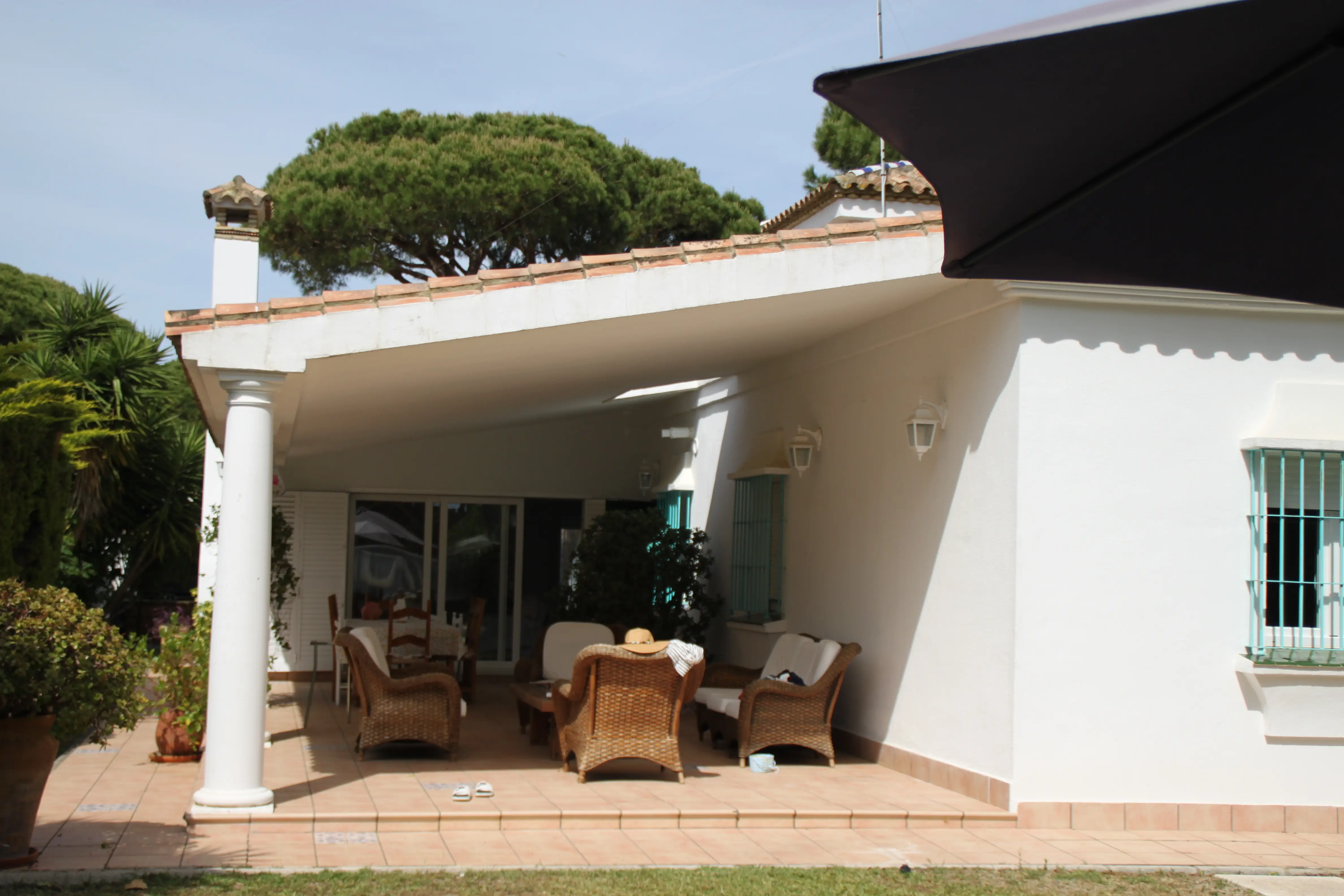 Vista del porche cubierto exterior de Casa Bluende