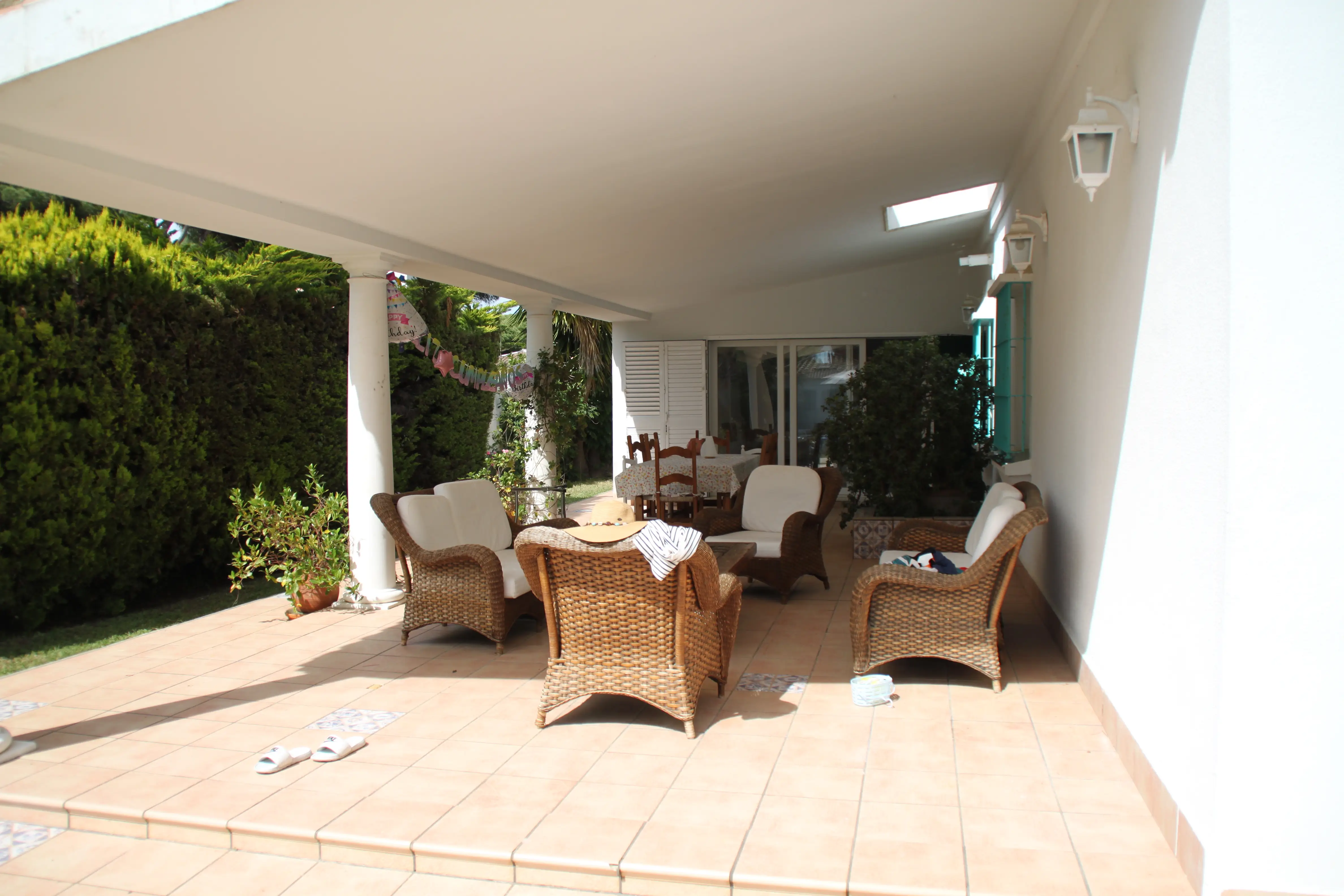 Porche amplio con zona de descanso y sillones
