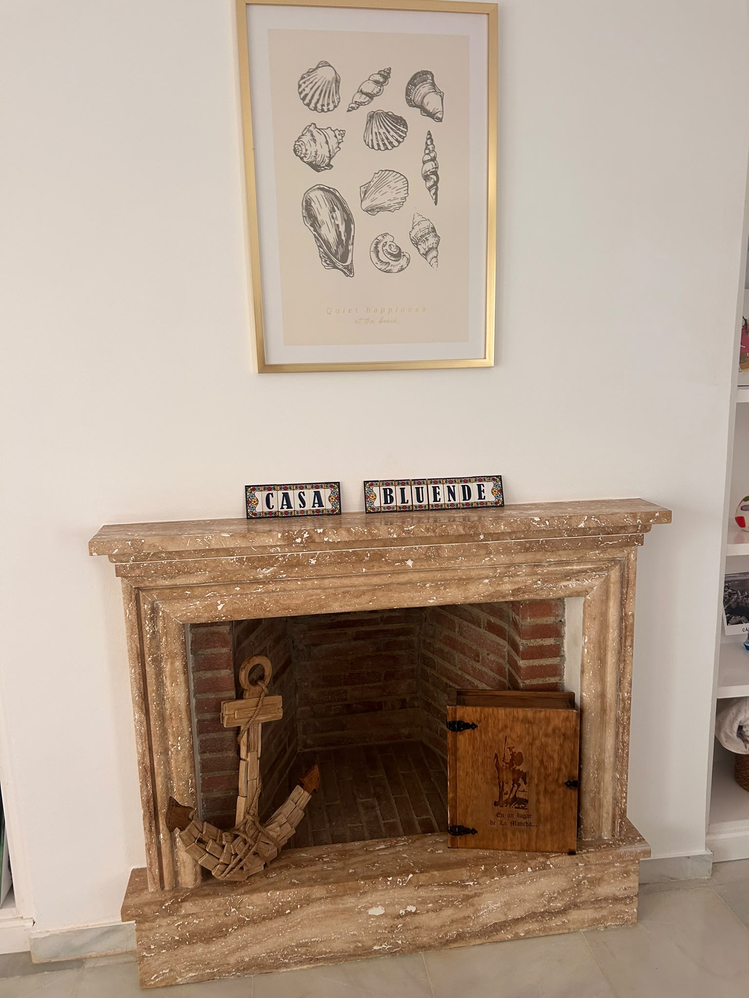 Salón interior de Casa Bluende con sofás blancos